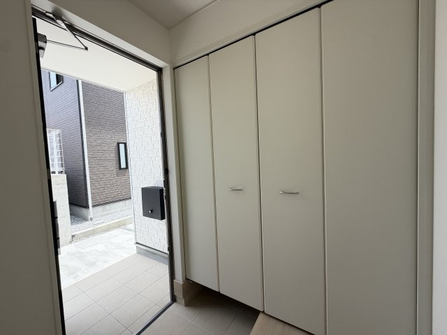 宜野湾市上原　第1（全4棟）ラスト6号棟の玄関|6号棟　十分な収納付き玄関♪