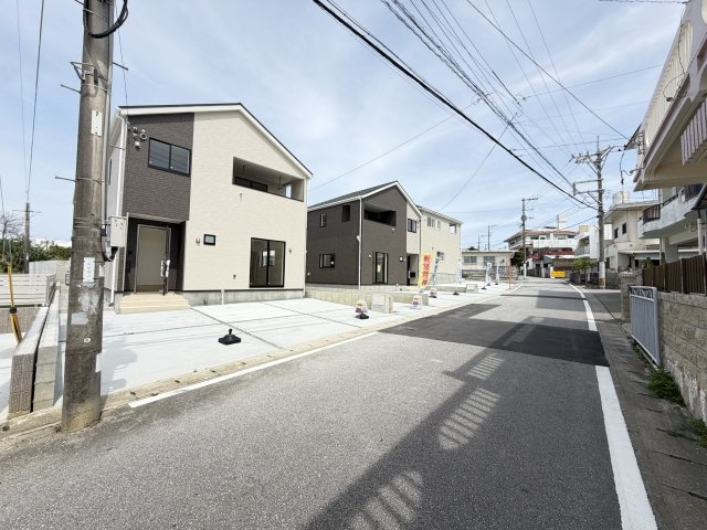 宜野湾市上原　第1（全4棟）ラスト6号棟の前面道路含む現地写真|※南西側公道5.5m♪