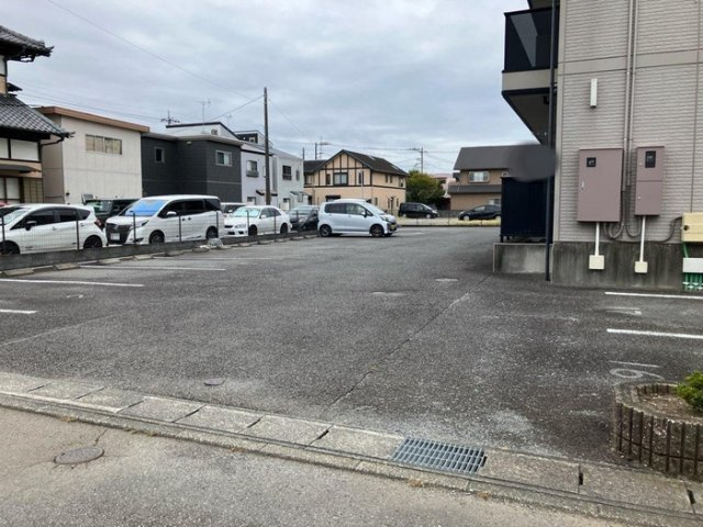 ドミールさつきの駐車場