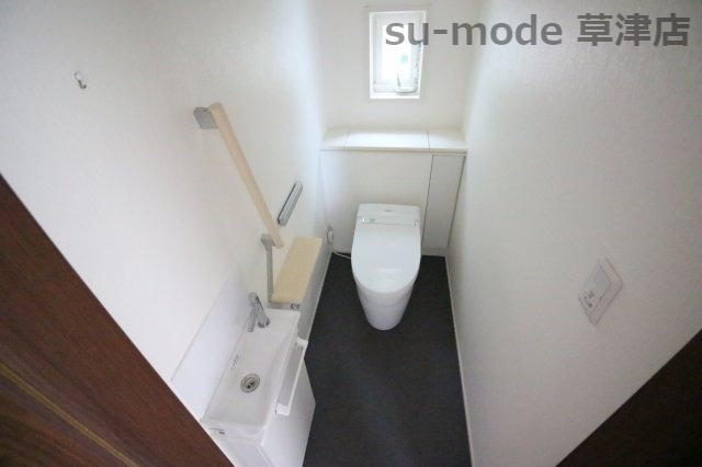 【トイレ】 | 渋川2丁目戸建 | 落ち着いたトイレです