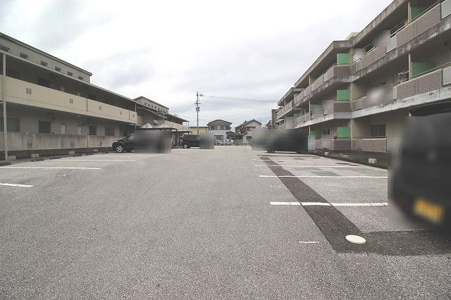 ビラ・プリンチペⅠの駐車場|駐車場があるので、車を買う予定の方も安心です