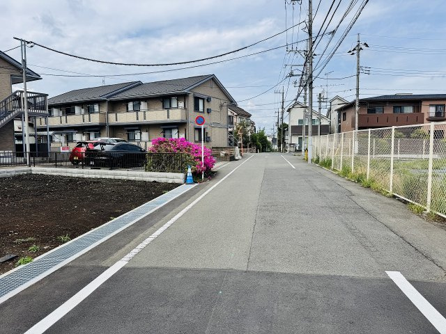 八王子市　子安町　新築一戸建て　４期の前面道路含む現地写真|～北東側6ｍ道路に面しています～