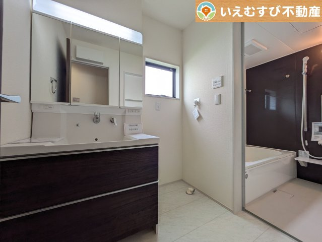 Livele Garden.S　大泉第14寄木戸の独立洗面台|3面ミラーの後ろは収納スペースを完備
生活感のあるものは隠して、スッキリシンプルな洗面台に！清潔感のある空間♪