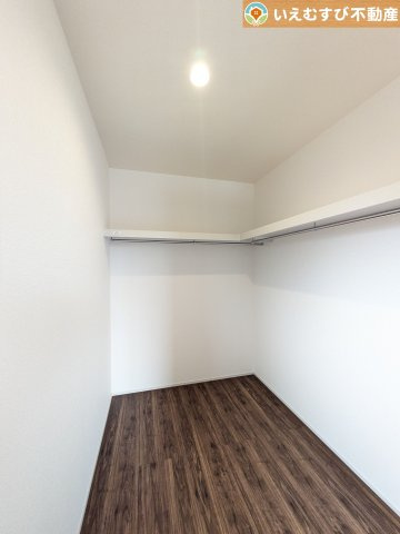 Livele Garden.S　大泉第14寄木戸の収納|たっぷりの収納力を備えたウォークインクローゼット
たくさん収納できるので季節物やかさばるバッグなども片付きます♪