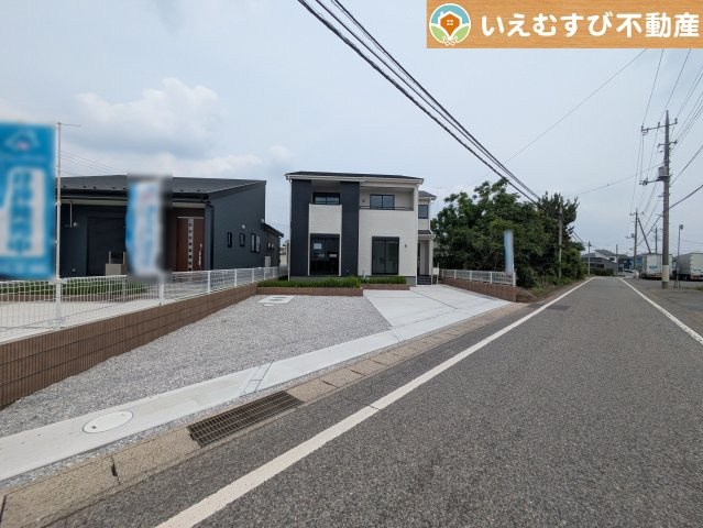Livele Garden.S　大泉第14寄木戸の駐車場|並列3台駐車可能なゆとりのカースペース
複数台車をお持ちでも、お友達が遊びに来てもゆとりの駐車スペース！
