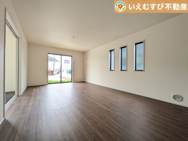 Livele Garden.S　大泉第14寄木戸の居間・リビング|ナチュラルな色合いで落ち着いた印象のリビングダイニング
ぬくもりのあるナチュラルな空間。グリーンを飾っても相性が良さそうですね♪