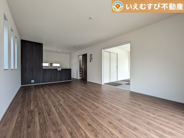 Livele Garden.S　大泉第14寄木戸の居間・リビング|自然光で満たされる明るく開放感溢れるリビング
たっぷりの採光で明るい空間。家族みんなでくつろげます♪