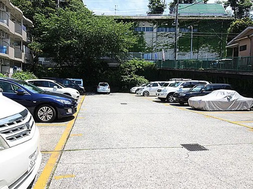 パークサイド野毛山の駐車場