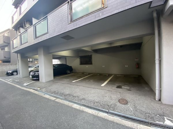 アビタシオン九条の駐車場