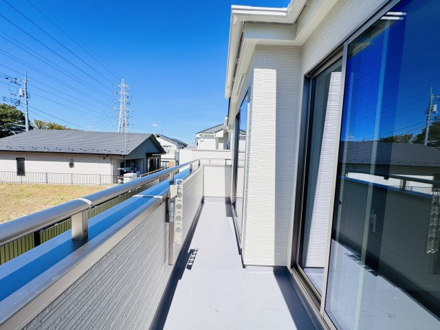 松戸市小金原5丁目新築戸建【貝の花小学校:8分】のバルコニー|南西向きワイドバルコニー・日当たり良好♪