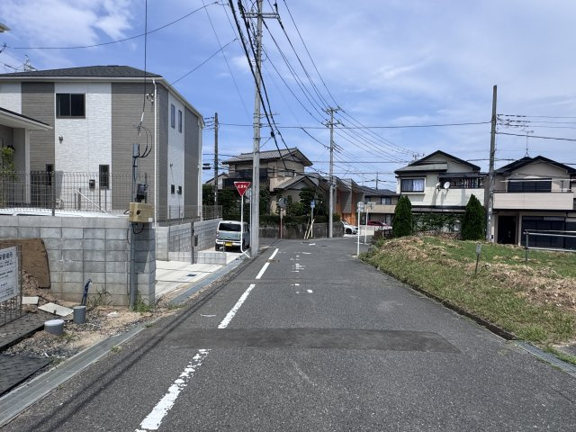 松戸市小金原5丁目新築戸建【貝の花小学校:8分】の前面道路含む現地写真|北東側前面道路・幅員約6ｍ