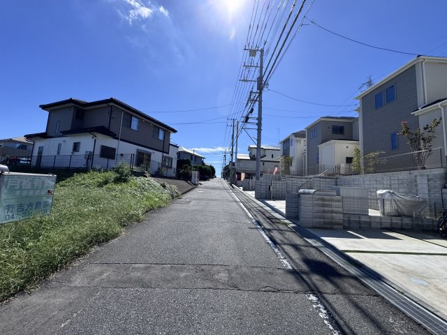 松戸市小金原5丁目新築戸建【貝の花小学校:8分】の前面道路含む現地写真|北東側前面道路・幅員約6ｍ