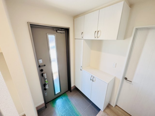 松戸市小金原5丁目新築戸建【貝の花小学校:8分】の玄関|玄関ホール・容量たっぷりシューズボックス