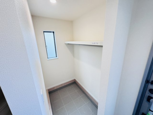 松戸市小金原5丁目新築戸建【貝の花小学校:8分】の玄関|玄関ホール横・シューズインクローク