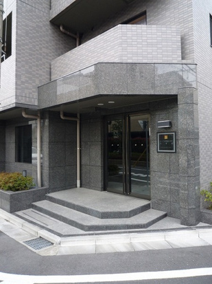 杉並区和田１丁目の賃貸マンションのエントランス