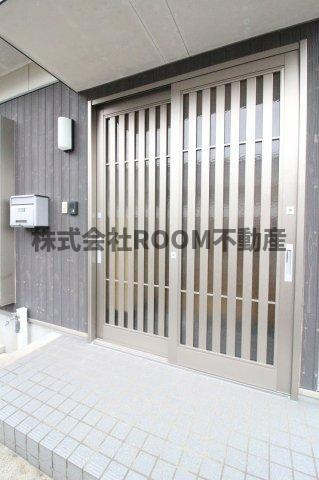 グランディールメゾンの玄関|明るい玄関です