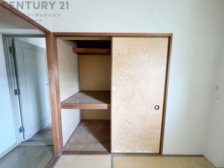 押入れは季節の衣類、寝具などを収納できます。伝統的な美しさと実用性が融合し、収納物を保護する調湿・換気効果があります。使い方によっては書類や小物なども効果的に整理でき空間を有効活用できます。
