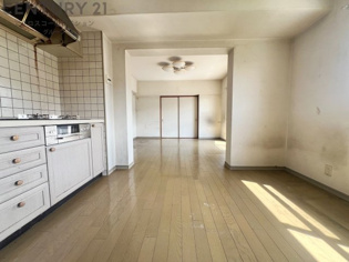 キッチン前のダイニングスペース