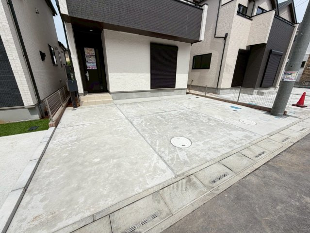 【E号棟】越谷市下間久里新築戸建ての駐車場