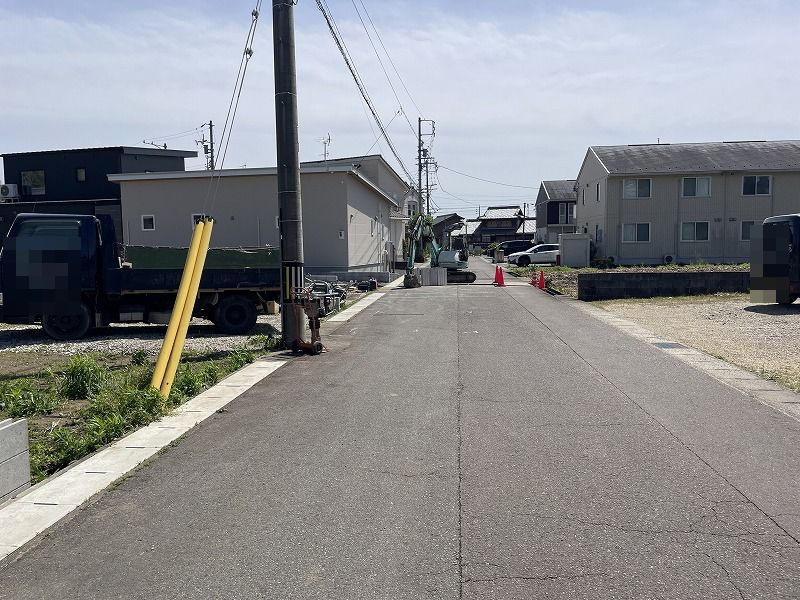 各務原市那加前野町1丁目　6号棟の前面道路含む現地写真