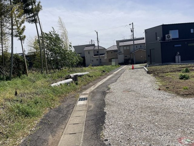 各務原市那加前野町1丁目　5号棟の前面道路含む現地写真