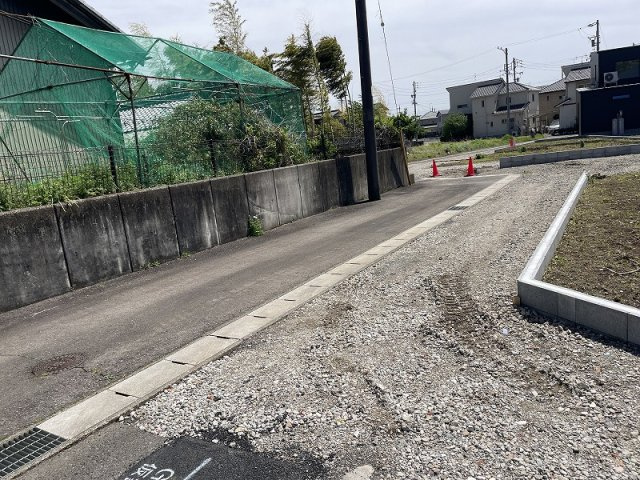各務原市那加前野町1丁目　4号棟の前面道路含む現地写真