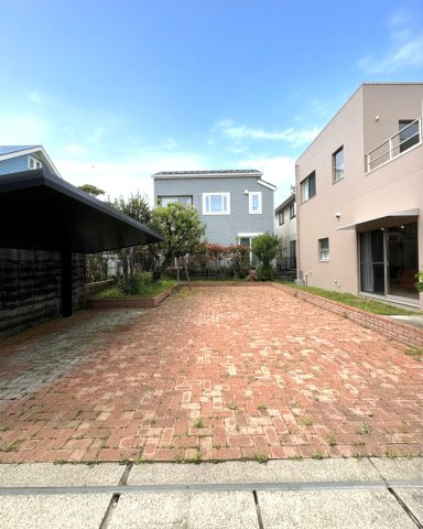 THE CALIFORNIA ESTATE — 鵠沼松が岡、別格の邸宅の駐車場