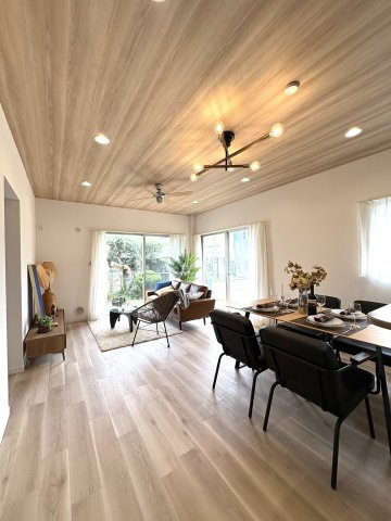 THE CALIFORNIA ESTATE — 鵠沼松が岡、別格の邸宅の居間・リビング