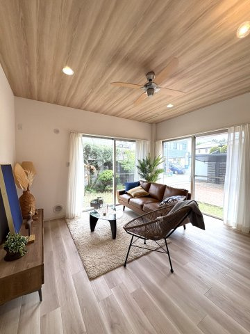 THE CALIFORNIA ESTATE — 鵠沼松が岡、別格の邸宅の居間・リビング