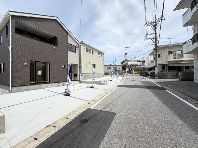 宜野湾市上原　第1（全4棟）5号棟の前面道路含む現地写真|※南西側公道5.5m♪