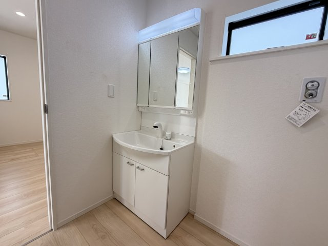 宜野湾市上原　第1（全4棟）5号棟の独立洗面台|5号棟　三面鏡付き洗髪洗面化粧台♪