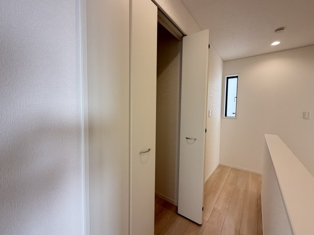 宜野湾市上原　第1（全4棟）5号棟の内装|5号棟　2階ホール収納付き♪