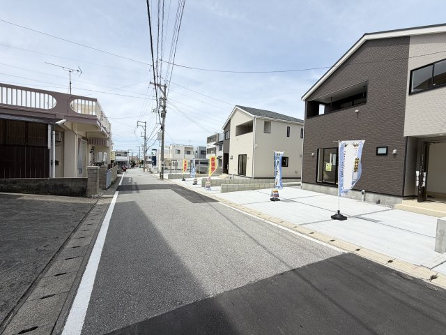 宜野湾市上原　第1（全4棟）5号棟の前面道路含む現地写真|※南西側公道5.5m♪