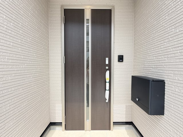 宜野湾市上原　第1（全4棟）5号棟の玄関|5号棟　スマートキー付き♪