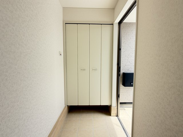 宜野湾市上原　第1（全4棟）5号棟の玄関|5号棟　十分な収納付き玄関♪