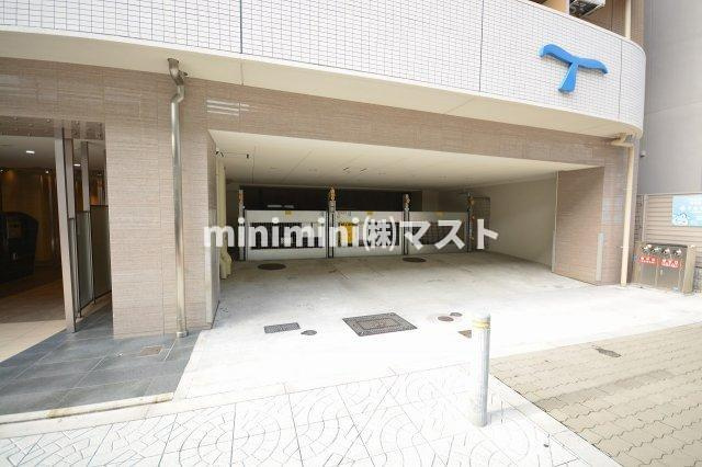 セレニテ本町refletの駐車場