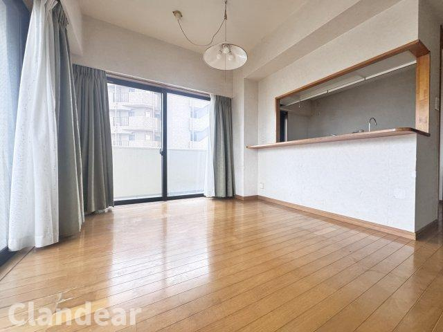 ローヤルシティ草加第２の居間・リビング|ドキドキの新生活も、安心してスタート。ぴったりの住まいを見つけませんか？クランディアが一緒に住まい選びをサポートします‼　まずは、お気軽にお問合せください　＃クランディア