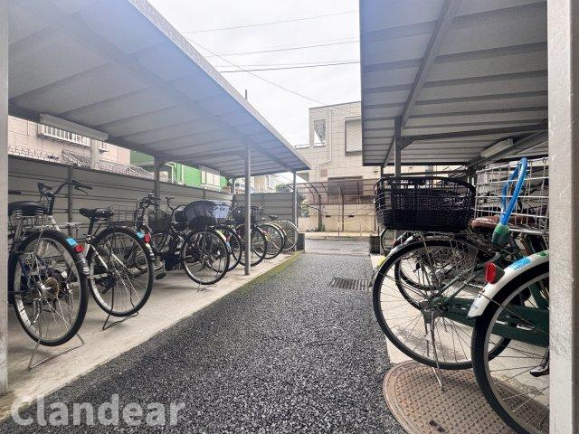ローヤルシティ草加第２の駐輪場|ドキドキの新生活も、安心してスタート。ぴったりの住まいを見つけませんか？クランディアが一緒に住まい選びをサポートします‼　まずは、お気軽にお問合せください　＃クランディア