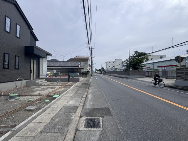 松戸市栄町１丁目新築戸建【北部小学校:7分】の前面道路含む現地写真|南東側前面道路
