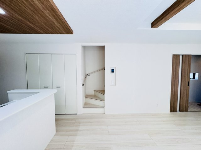 松戸市栄町１丁目新築戸建【北部小学校:7分】の居間・リビング|家族の顔が見えるリビングイン階段