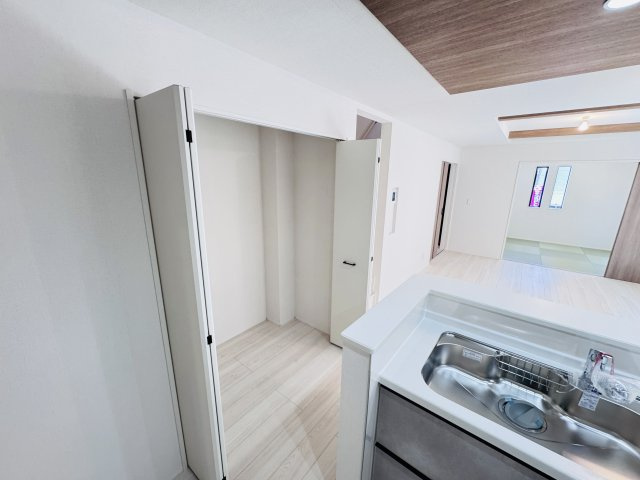 松戸市栄町１丁目新築戸建【北部小学校:7分】の収納|キッチン横・収納スペース