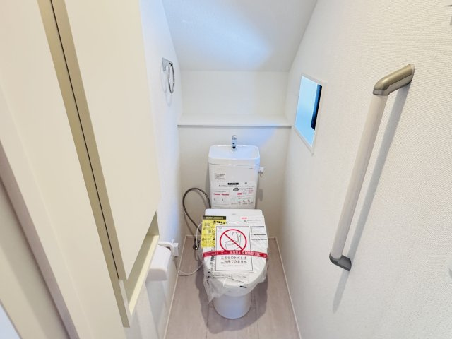 松戸市栄町１丁目新築戸建【北部小学校:7分】のトイレ|温水洗浄暖房便座つきトイレ