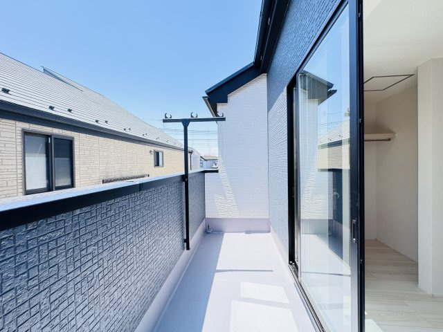 松戸市栄町１丁目新築戸建【北部小学校:7分】のバルコニー|寝室前・南西向きバルコニー