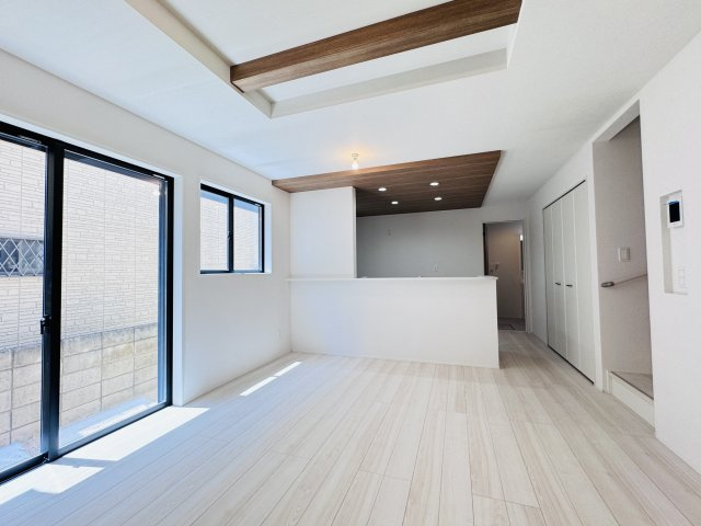 松戸市栄町１丁目新築戸建【北部小学校:7分】の居間・リビング|16帖リビングダイニングキッチン