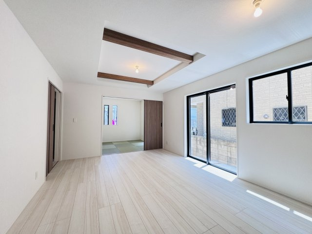 松戸市栄町１丁目新築戸建【北部小学校:7分】の居間・リビング|16帖リビングダイニングキッチン・折り上げ天井