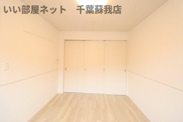 中瀬ロイヤルガーデンの寝室|広くて明るい寝室
