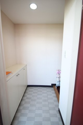 【玄関】 | ラ・プリメーラ | ※同建物ほかのお部屋の写真です。