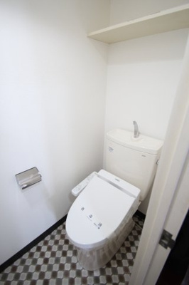 【トイレ】 | ラ・プリメーラ | ※同建物ほかのお部屋の写真です。