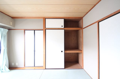【収納】 | ラ・プリメーラ | ※同建物ほかのお部屋の写真です。