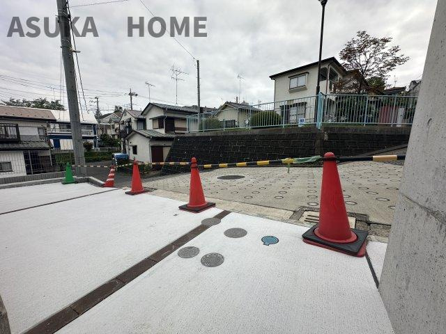 保土ヶ谷区新井町の前面道路含む現地写真|物件の目の前に公園が有るので自宅からお子様の様子が確認出来て安心です。